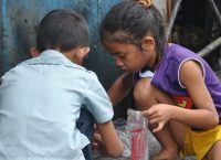 Πρώτα θύματα της κρίσης, τα παιδιά, σύμφωνα με το Reuters