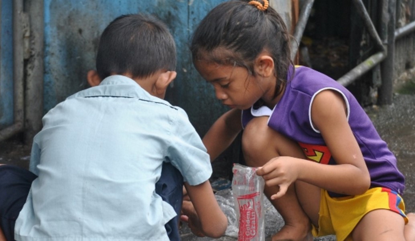 Πρώτα θύματα της κρίσης, τα παιδιά, σύμφωνα με το Reuters