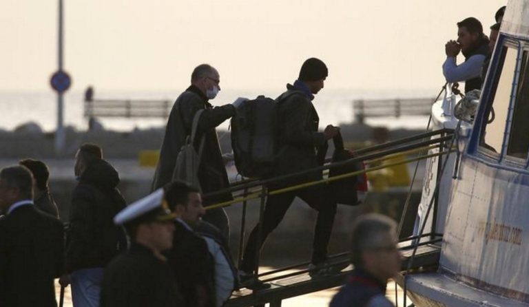 Περισσότεροι από 680 πρόσφυγες και μετανάστες έφτασαν στη Λέσβο