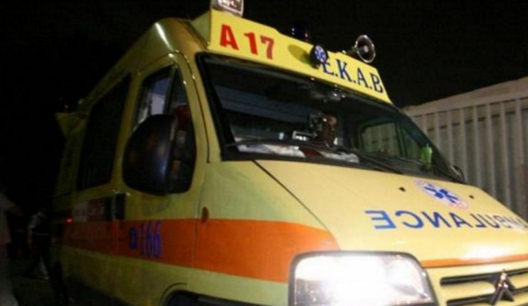Νοσοκομείο Τρικάλων μεθυσμένος: Χαμός με ασθενή – Πήδηξε από το ασθενοφόρο και έφτυσε νοσηλευτές και αστυνομικούς