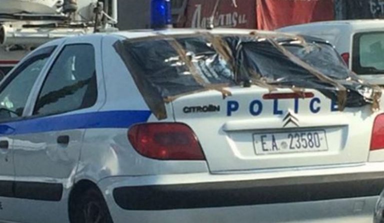 Περιπολικό κυκλοφορεί με μαύρη σακούλα αντί για πίσω παρμπρίζ (pic)