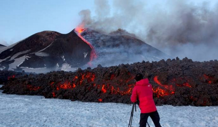 Εφιαλτικές στιγμές τεχνικών του BBC στην Αίτνα