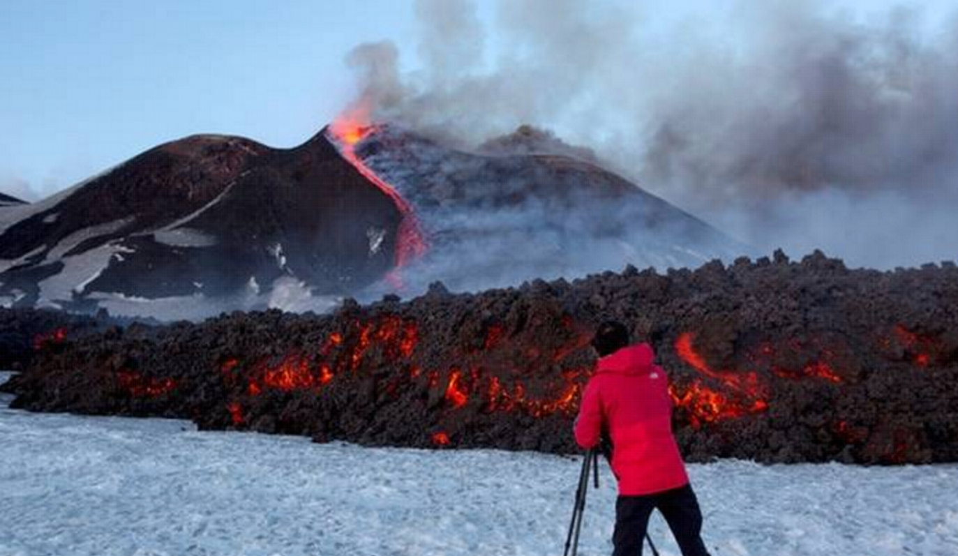 Εφιαλτικές στιγμές τεχνικών του BBC στην Αίτνα