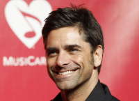 Τζον Στάμος: Ο πιο όμορφος Έλληνας που διαφημίζει την Ελλάδα στο Hollywood (pics & vid)