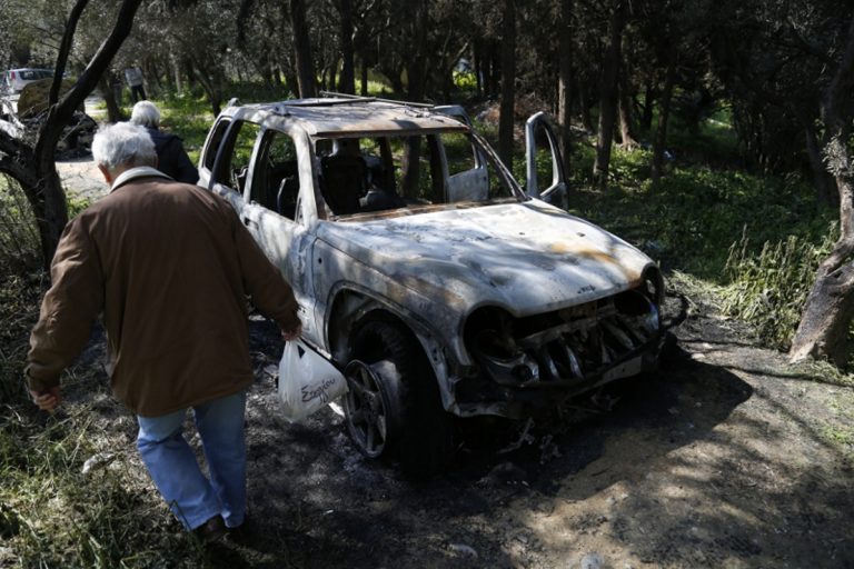 Στάχτη τα αυτοκίνητα που χρησιμοποίησαν οι απαγωγείς (pic)