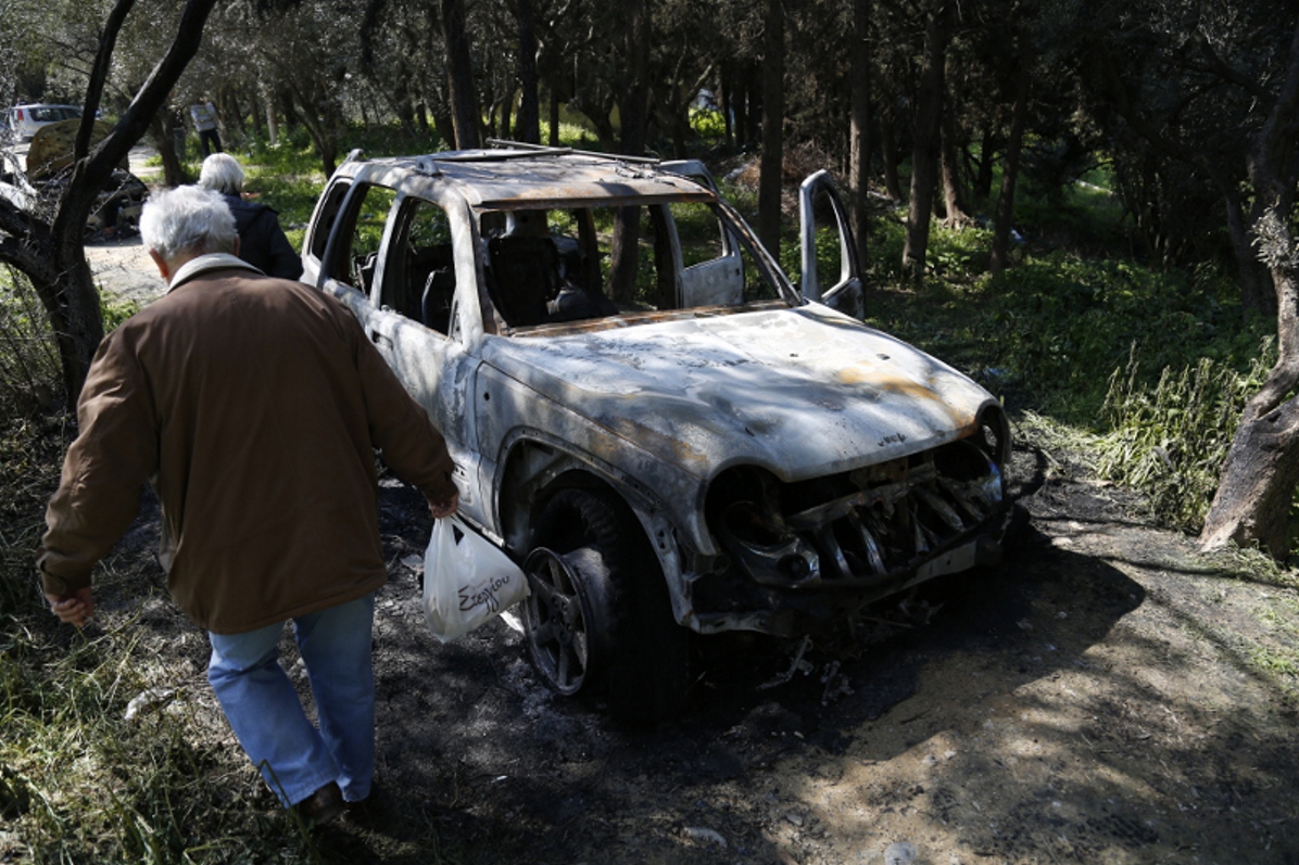 Στάχτη τα αυτοκίνητα που χρησιμοποίησαν οι απαγωγείς (pic)