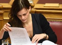 Ομολογία Αχτσιόγλου: Επί ΣΥΡΙΖΑ μειώθηκε ο κατώτατος μισθός