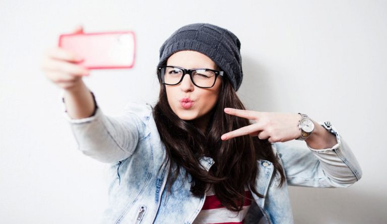 Δεν μπορείς να βγάλεις καλές selfies; Μάθε τον λόγο