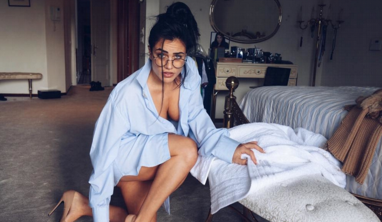 Κανείς δεν μπορεί να αντισταθεί στην Κόνι Μεταξά (pics)