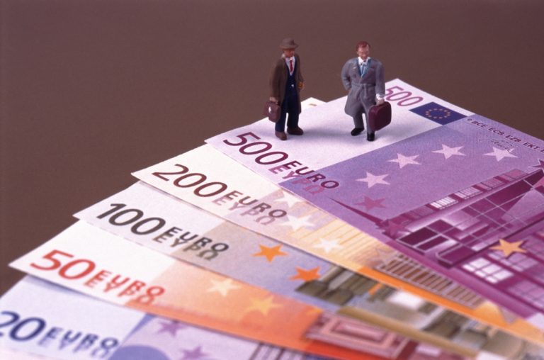 Η αβεβαιότητα ”απέλασε” τις καταθέσεις