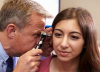 Πόνος στο αυτί: Τι μπορεί να τον έχει προκαλέσει