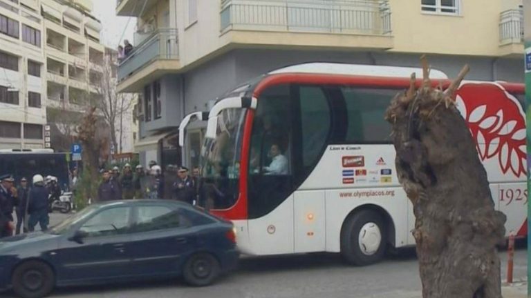 Περιπολικό τράκαρε (!) το πούλμαν του Ολυμπιακού (pic, vid)
