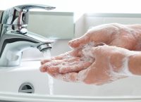 Έτσι εξαϋλώνεται ο κορωνοϊός τρίβοντας 20″ με σαπούνι και νερό [vid]