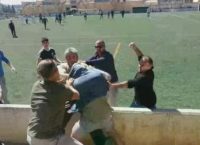 Συνέβη ξανά: Πατεράδες παίζουν ξύλο σε αγώνα των παιδιών τους (vid)