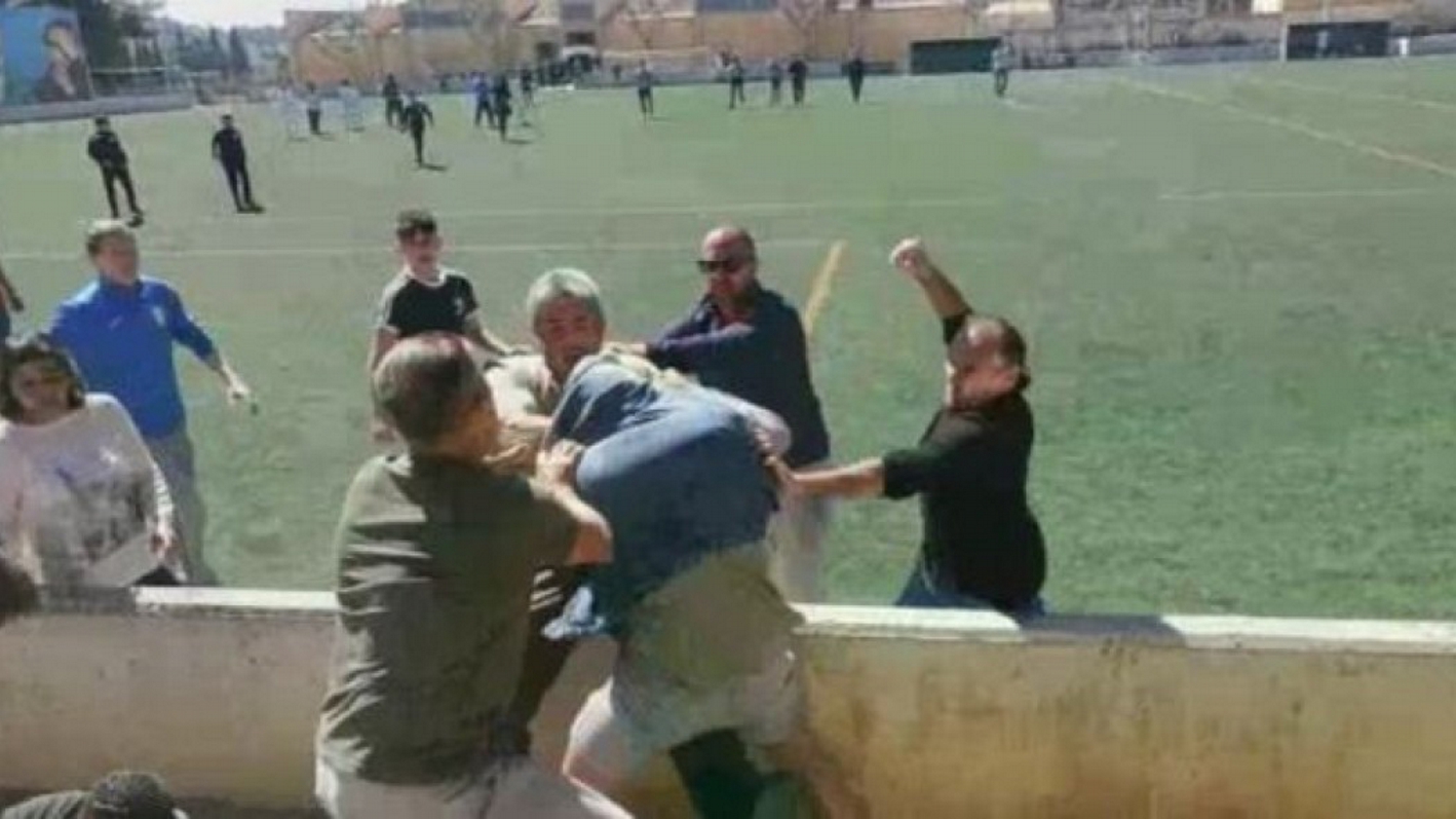 Συνέβη ξανά: Πατεράδες παίζουν ξύλο σε αγώνα των παιδιών τους (vid)