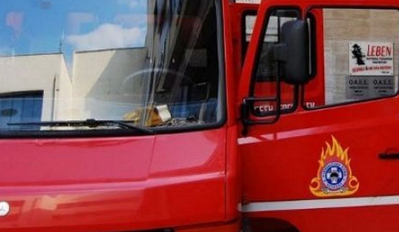ΦΩΤΙΑ ΤΩΡΑ: Πυρκαγιά σε αύλειο χώρο εργοστασίου