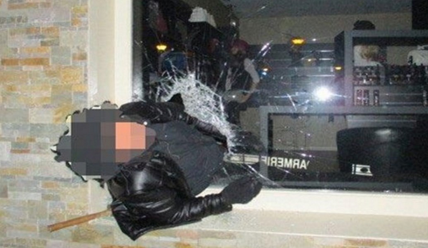 Κλέφτης κόλλησε σε τζαμαρία καταστήματος στη Γαλλία