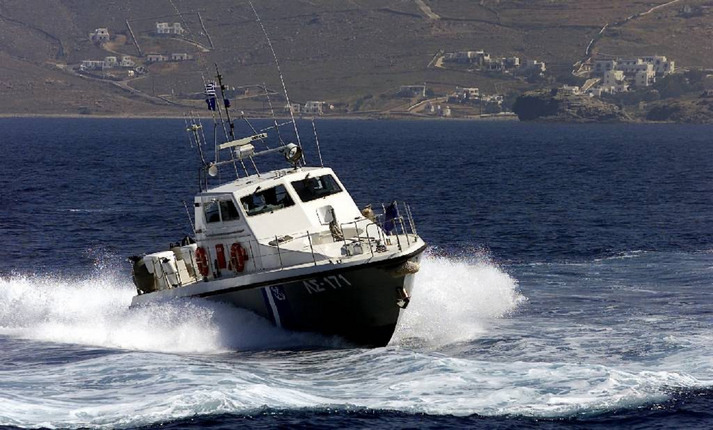 Ακυβέρνητο πλοίο βόρεια της Άνδρου