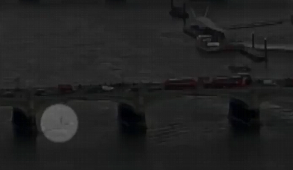 Σοκαριστικό βίντεο του BBC: Η κούρσα θανάτου και η στιγμή της πτώσης της γυναίκας στον Τάμεση (vid)