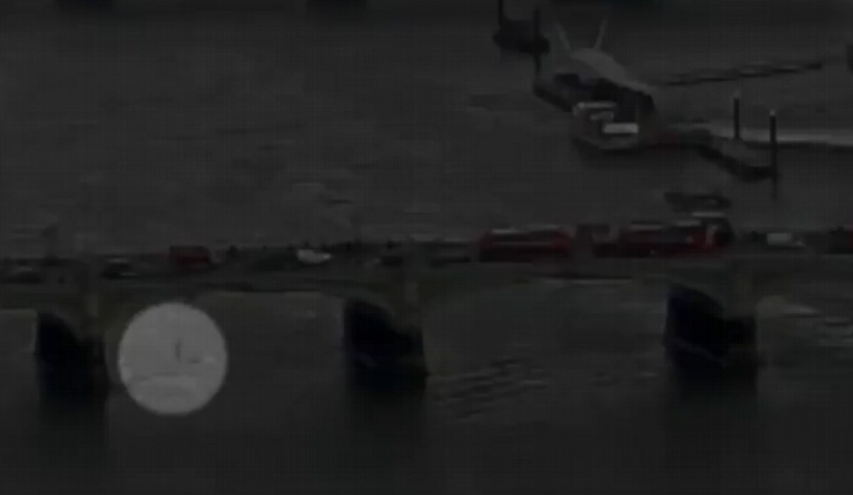 Σοκαριστικό βίντεο του BBC: Η κούρσα θανάτου και η στιγμή της πτώσης της γυναίκας στον Τάμεση (vid)