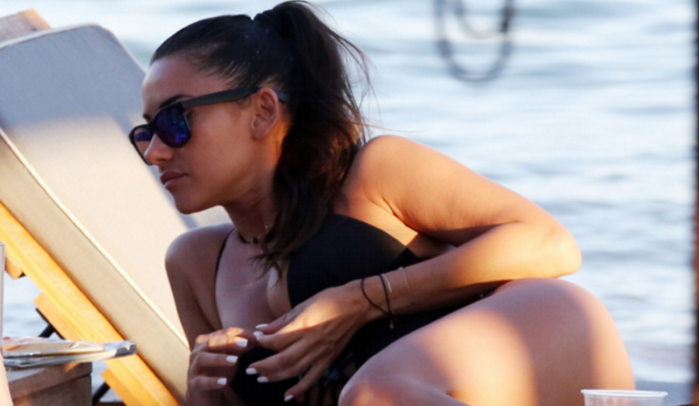 Οι πιο “hot” πόζες της Χριστίνας Μουστάκα (pics)