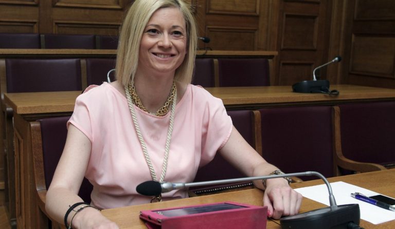 Ραχήλ Μακρή: “Οι απατεώνες κάνουν σκι και μπάνια και οι φτωχοί κρατούμενοι πεθαίνουν σε άθλιες συνθήκες στις φυλακές”