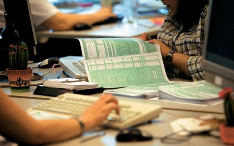 Εφοριακός απολύθηκε επειδή εξέδιδε «μαϊμού» τέλη κυκλοφορίας