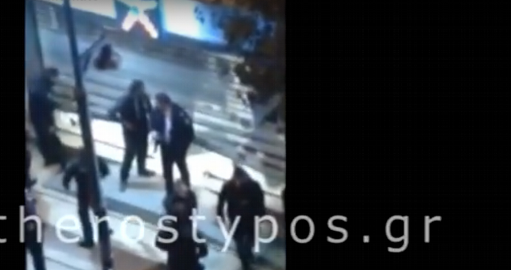 Έγκλημα Μοσχάτου: Τρία βίντεο που δείχνουν τις πρώτες στιγμές μετά το φονικό (vids)