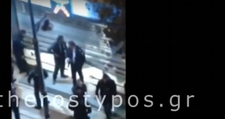 Έγκλημα Μοσχάτου: Τρία βίντεο που δείχνουν τις πρώτες στιγμές μετά το φονικό (vids)