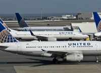 Απίστευτο: Η United Airlines απαγόρευσε την πτήση σε έφηβες επειδή φορούσαν… κολάν!