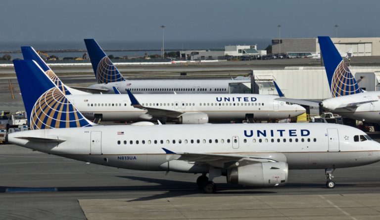 Απίστευτο: Η United Airlines απαγόρευσε την πτήση σε έφηβες επειδή φορούσαν… κολάν!