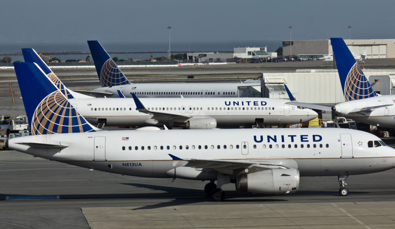 Απίστευτο: Η United Airlines απαγόρευσε την πτήση σε έφηβες επειδή φορούσαν… κολάν!