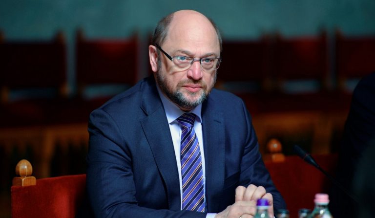 Βρετανός καθηγητής: Καλύτερος ο Σουλτς για την Ελλάδα
