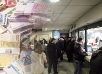 Κι άλλοι φόροι: Επιπλέον 600-650 ευρώ φέρνει η μείωση του αφορολόγητου