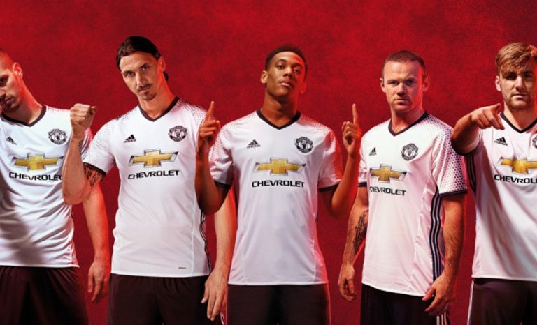 Τα σπάει η νέα εμφάνιση της Μάντσεστερ Γιουνάιτεντ! (pics)