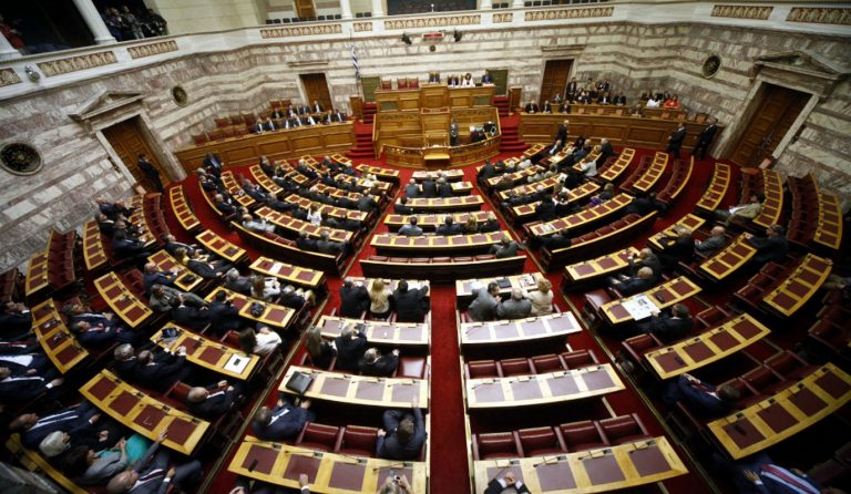 Μπαράζ τροπολογιών στη Βουλή – Αποχώρησε η ΝΔ
