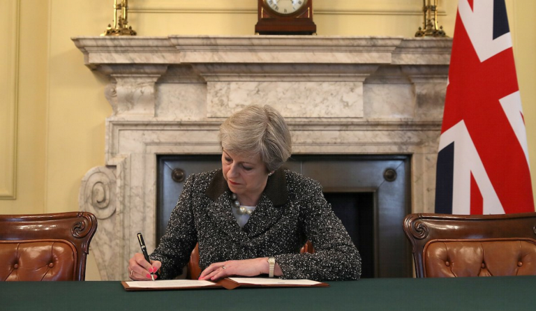 Ξεκινά επίσημα το Brexit – Υπέγραψε την επιστολή η Μέι (pics)