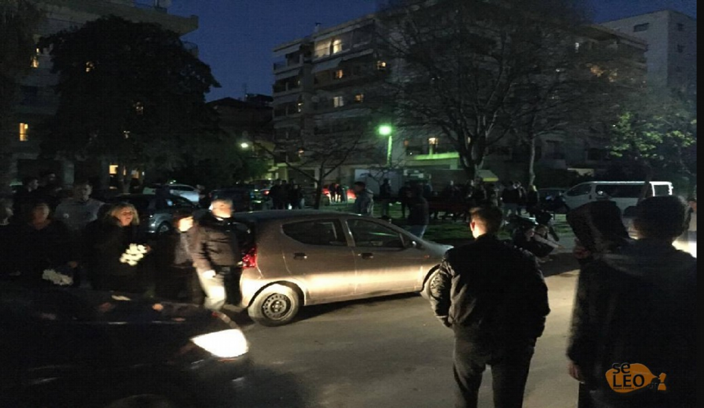 Εύοσμος: Κοσμοσυρροή στο σπίτι του ενός παιδιού που σκοτώθηκε στο δυστύχημα (pics)