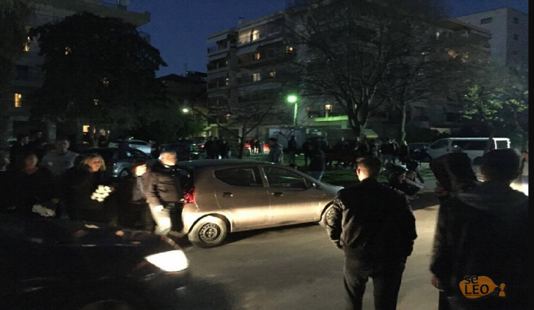 Εύοσμος: Κοσμοσυρροή στο σπίτι του ενός παιδιού που σκοτώθηκε στο δυστύχημα (pics)