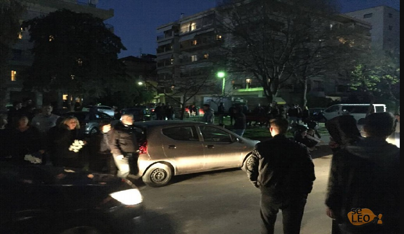 Εύοσμος: Κοσμοσυρροή στο σπίτι του ενός παιδιού που σκοτώθηκε στο δυστύχημα (pics)