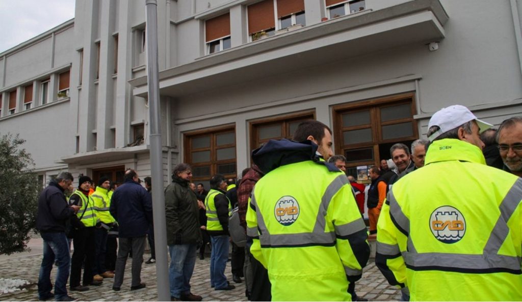 Κατάληψη εργαζομένων στα γραφεία του ΟΛΘ (vids)