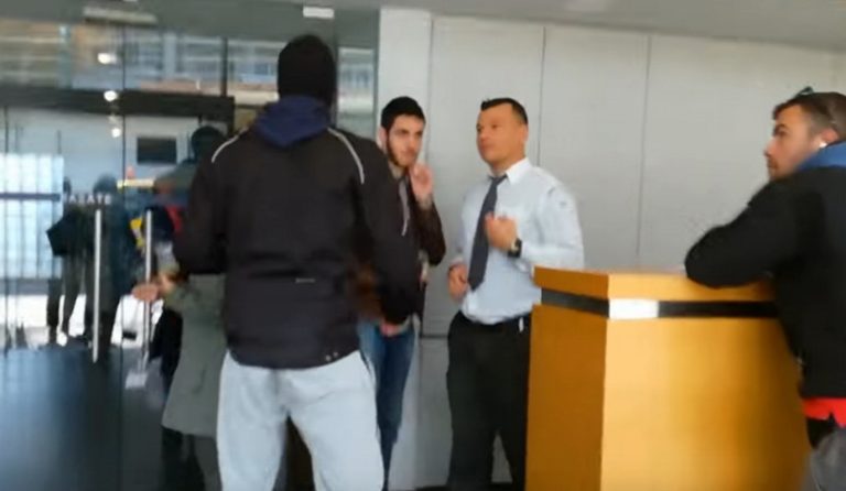 Καλλιθέα: Αναρχικοί έσπασαν τζαμαρίες εταιρείας (vid)