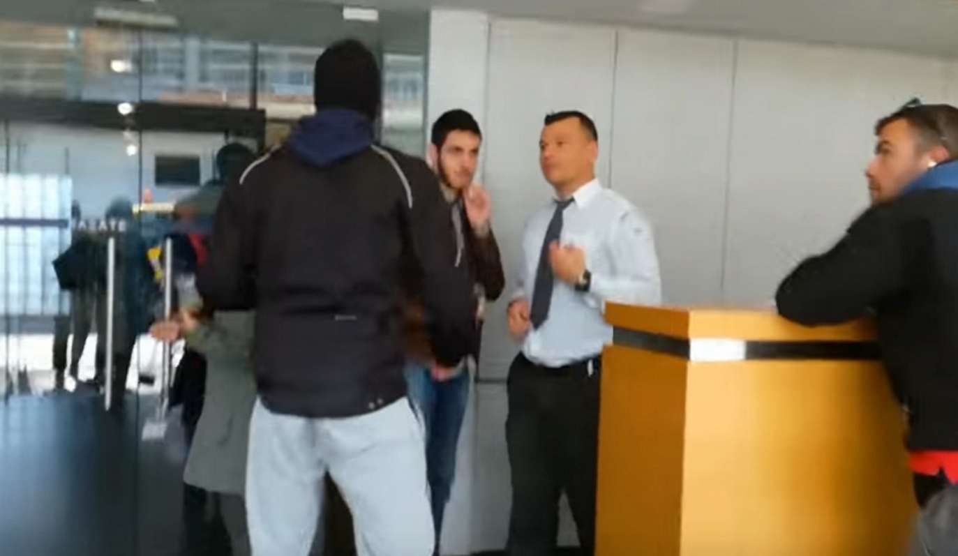 Καλλιθέα: Αναρχικοί έσπασαν τζαμαρίες εταιρείας (vid)