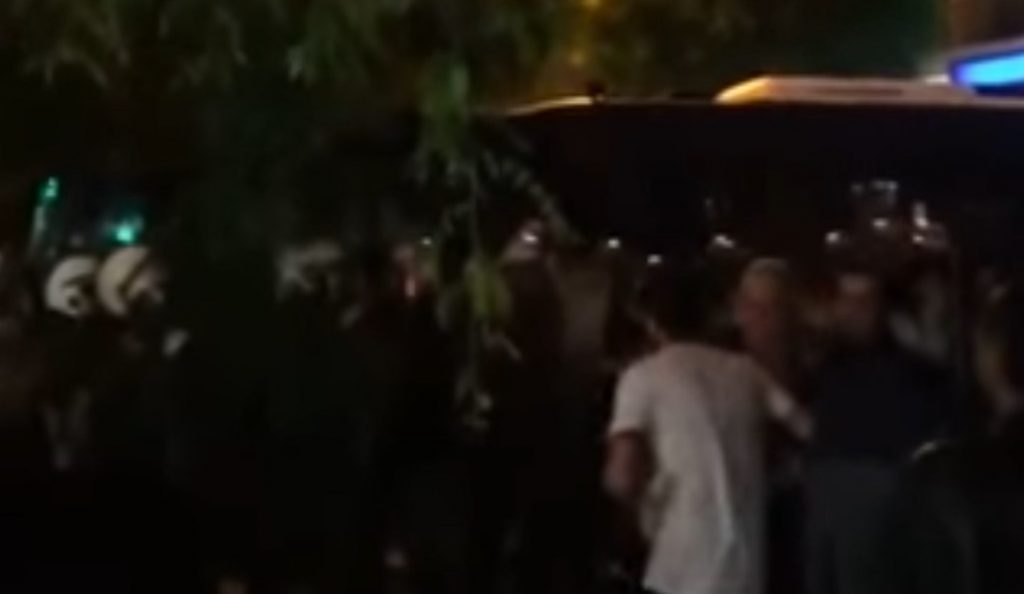 Ένταση με οπαδούς της ΑΕΚ στο λιμάνι του Πειραιά