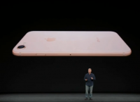 Tim Cook: Διαψεύδει ότι το iphone 8 δεν πάει καλά σε πωλήσεις