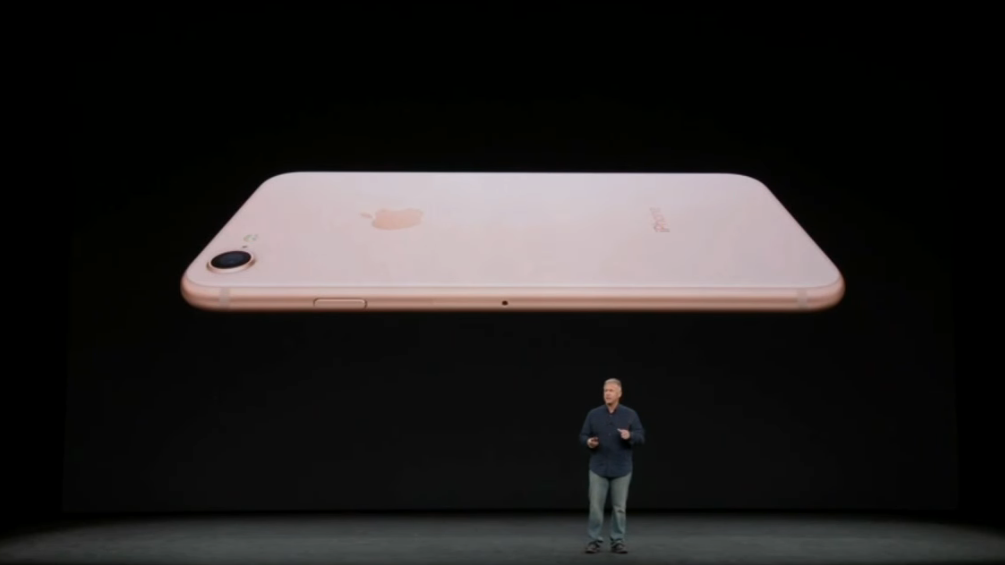 Tim Cook: Διαψεύδει ότι το iphone 8 δεν πάει καλά σε πωλήσεις