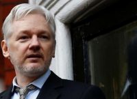 Wikileaks: Ο Τζούλιαν Ασάνζ… τουιτάρει Βαρουφάκη (pic)
