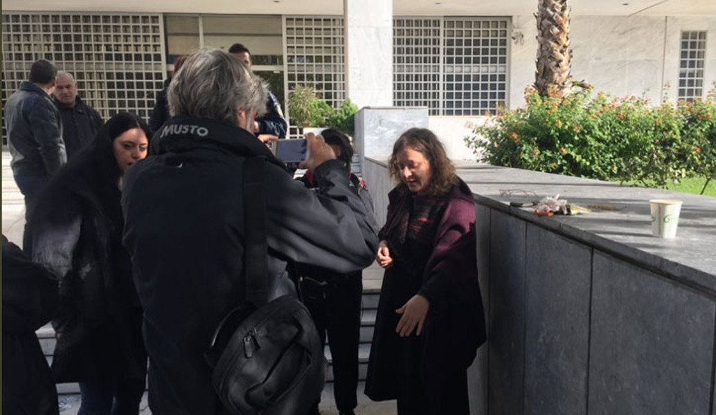 Χρυσή Αυγή: Αναγνωρίστηκε ο πρώην οδηγός του Μιχαλολιάκου για την επίθεση στη δικηγόρο έξω από το Εφετείο