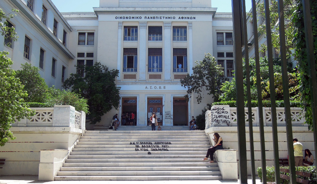 Ανομία χωρίς τέλος στο Οικονομικό Πανεπιστήμιο Αθηνών: Τοξικομανής εισβάλει σε γραφείο με φοιτητές (vid)