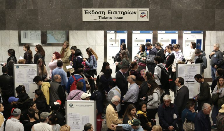 Ηλεκτρονικό εισιτήριο – κάρτα: Το απόλυτο αλαλούμ, “μπαλάκι” οι ευθύνες και οι πολίτες στις ουρές